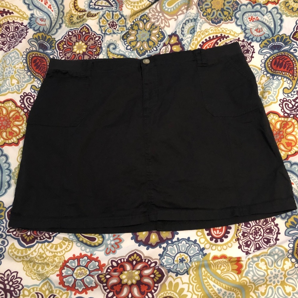 Women’s black skort size 22